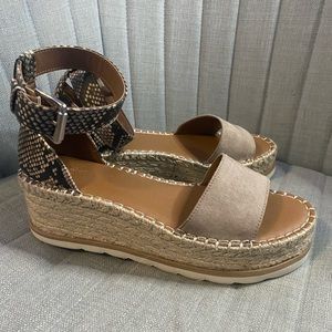 Universal Thread Platform Sandals